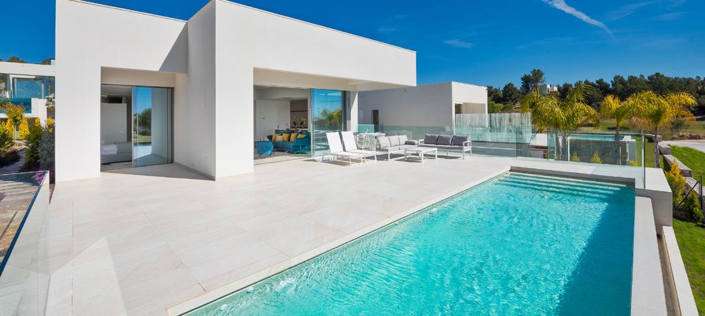 Limonero 9 Frontline Golf Villa This luxury house has an exclusive design, and offers 200 m 2 of built home area on the ground floor, a 86 m 2 basement and 139 m 2 of terraces, all of it on a 713 m 2
