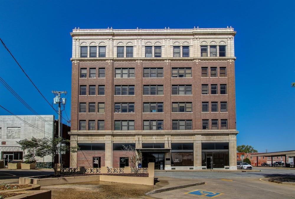 Complete Highlights SALE HIGHLIGHTS Historic Potential upside Heart of downtown