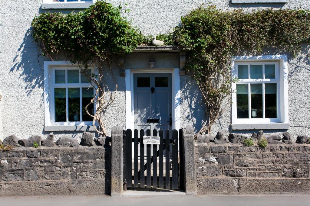 Maggie Puddle Cottage Cartmel A fantastic opportunity to acquire an extremely well appointed, 3 bedroom cottage with additional 1 bedroom holiday let, in the highly sought after village of Cartmel.