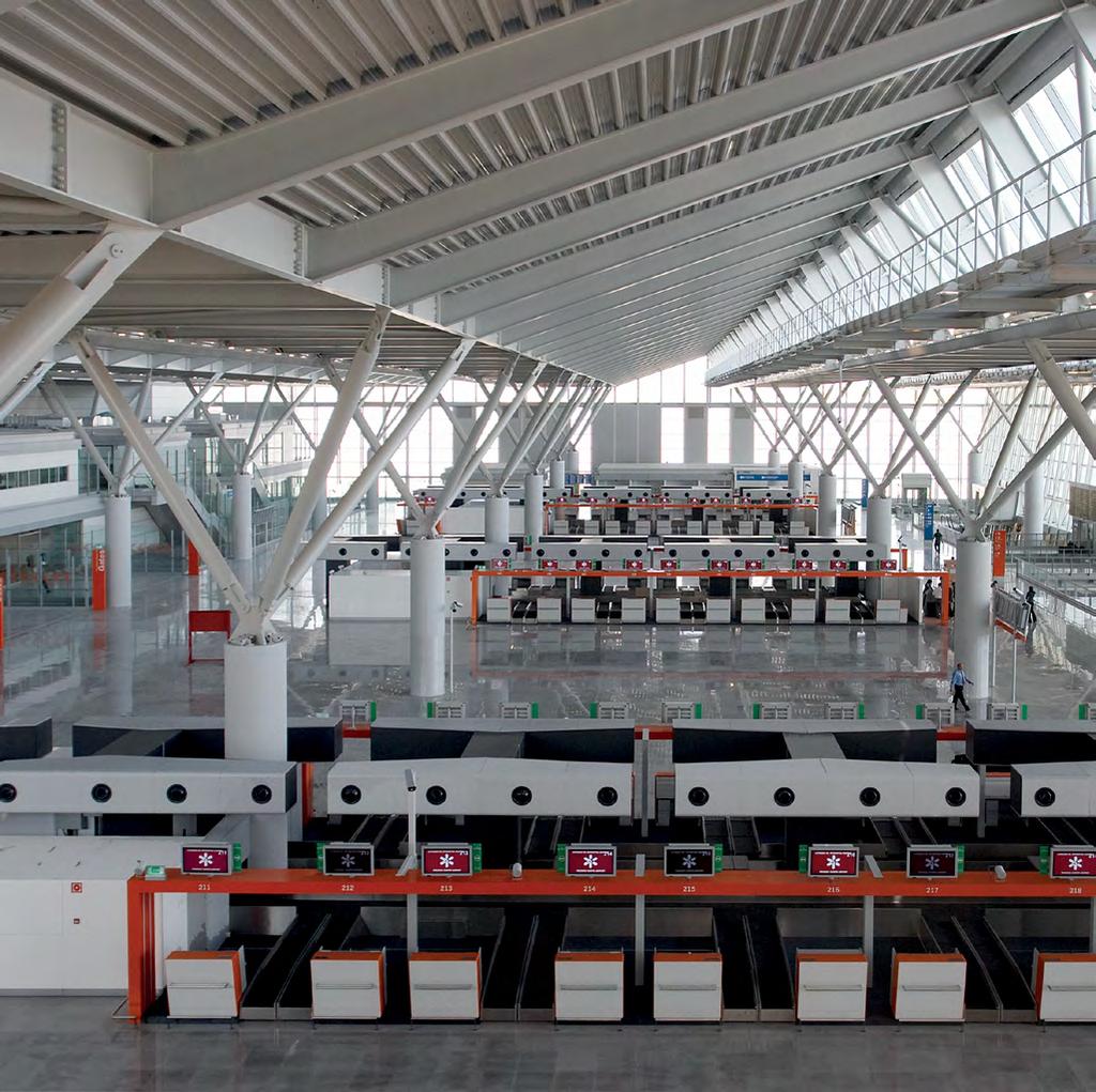 The structural system applied in the new terminal duplicates the spans of the structure of the existing building, maintaining the same modulation and thus achieving spatial continuity and