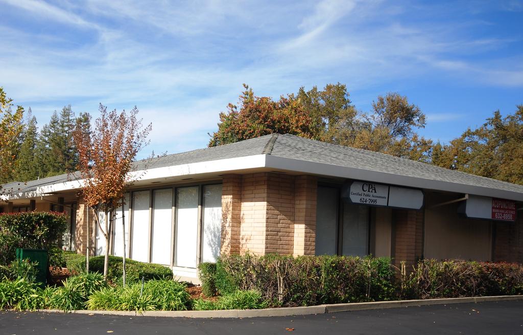 FOR LEASE PROPERTY HIGHLIGHTS Suite L ±1,100 RSF $1.35/ Per SF MG Suite R ±1,085 $1.35/ Per SF MG Suite T ±1,079 RSF $1.