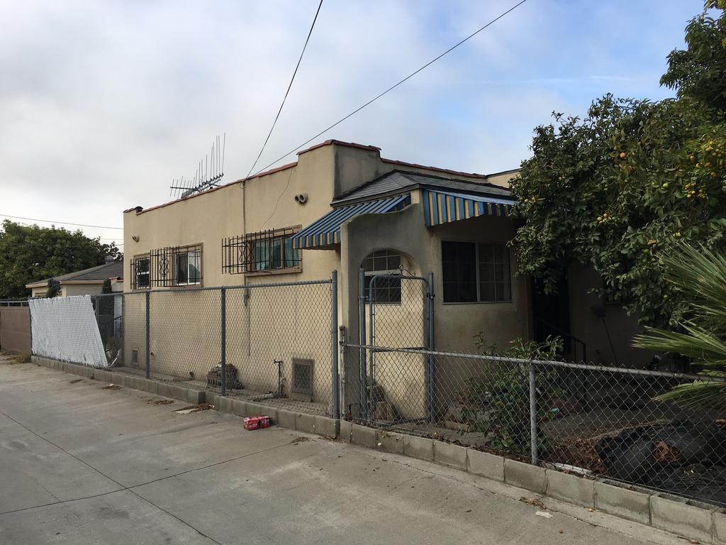 AUCTION #12 AT 2:00 PM ON-SITE HOME IN INGLEWOOD CA 90301 110 EAST HARDY STREET This 1926 Home features 2 bedrooms and 1 baths (+/- 864 sq. ft.). The lot size is +/- 3,430 sq. ft. The APN is 4024-031-032.