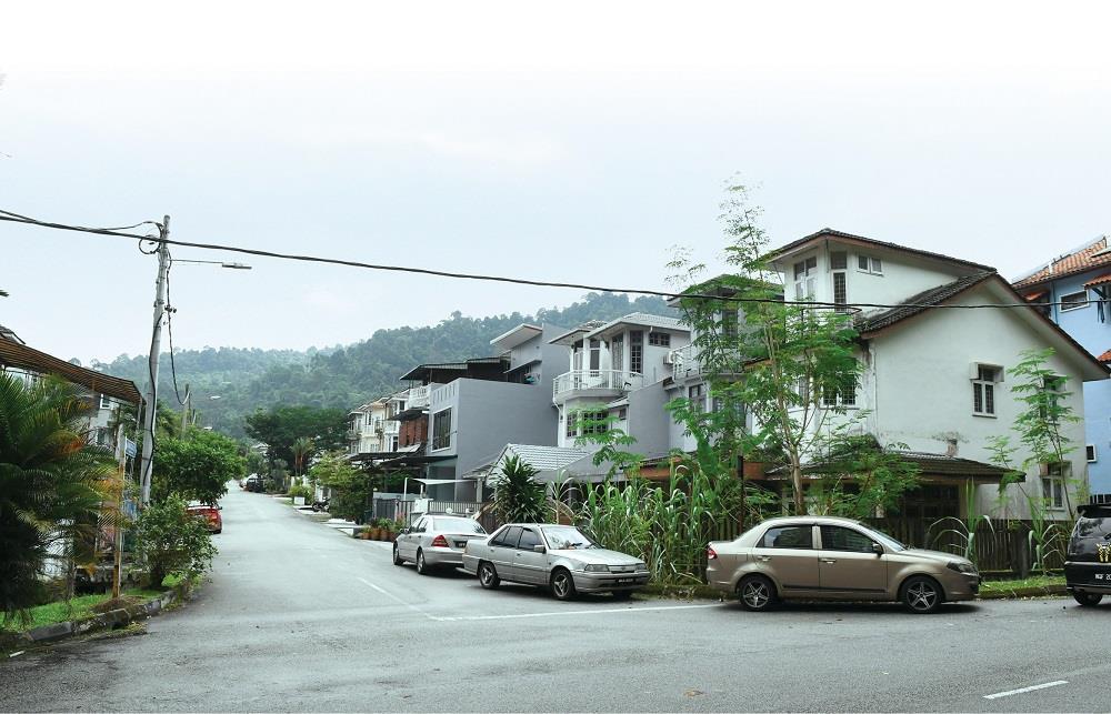 According to property consultants, landed homes in the hillside enclave are relatively cheaper than other nearby residential areas. (Photo by EdgeProp.