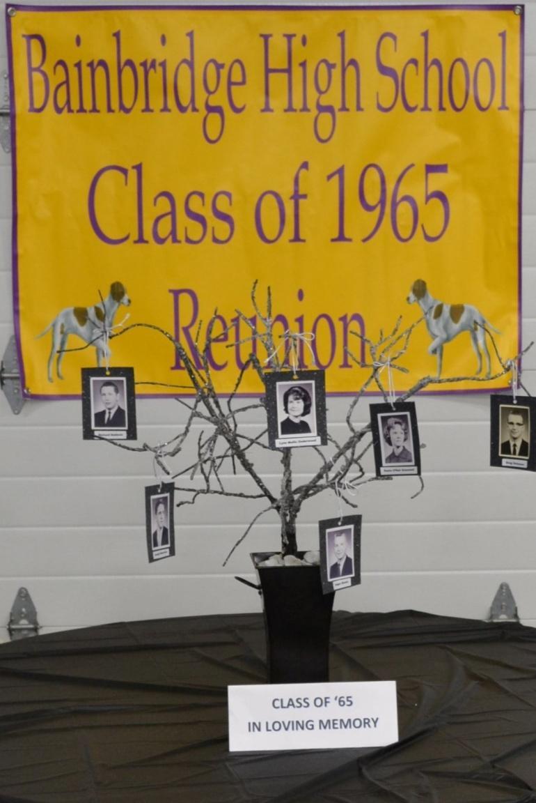 Memory tree dedicated to the 6 deceased members of the class of 1965.