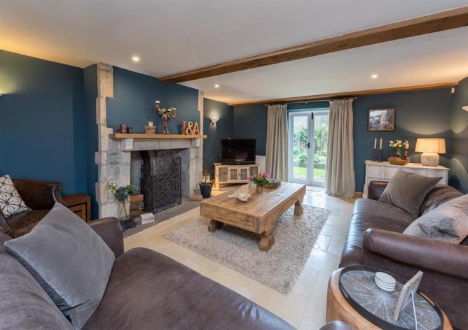 Valley Barn, Bath Road, Swineford, Bristol, BS30 6LN Hunters Estate Agents are honoured to present to the market this beautiful Grade II listed barn conversion.