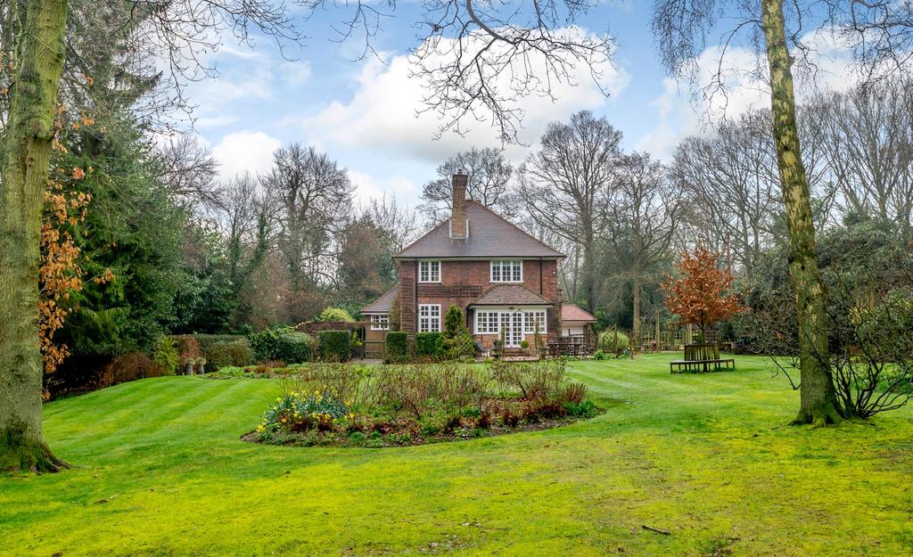 Williams Wood Vicarage Road Potten End Berkhamsted HP4 2RA A most attractive detached family house set in wonderful mature grounds approaching 2.