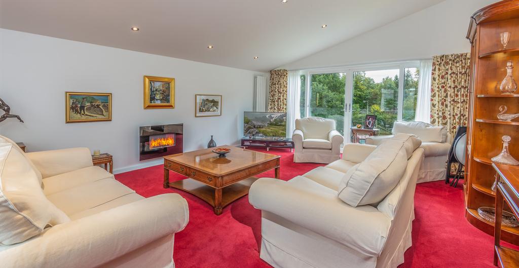 Greenland House, Brucefield Road, Blairgowrie, Perthshire, PH10 6LA Situated within the prestigious Rosemount location on the outskirts of Blairgowrie, is this immaculately appointed and recently
