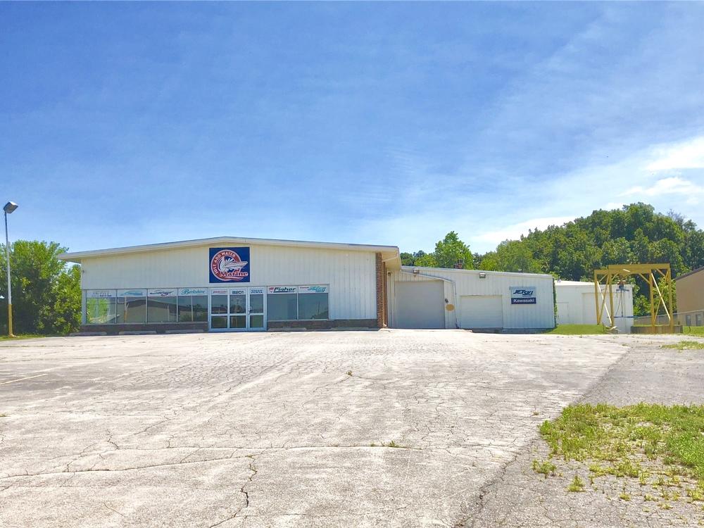 EXECUTIVE SUMMARY OFFERING SUMMARY Sale Price: $1,050,000 Price / SF: $54.12 Building Size: 19,400 SF Lot Size: 2.14 Acres Zoning: B-3 Taxes: $23,200.