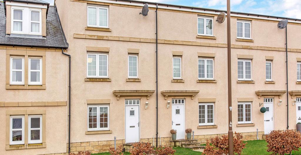 3 BED 3 BATH 44 BURNBRAE TERRACE BONNYRIGG, MIDLOTHIAN, EH19 3DB Offering an immaculate contemporary family home in the ever-popular town of Bonnyrigg, this three-storey mid-terraced townhouse boasts