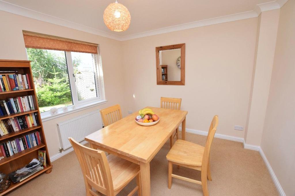 DINING ROOM Approx. 3.10 m x 2.93 m The dining room has a window to the rear elevation, a radiator and doors to the lounge and kitchen/breakfast room. KITCHEN / BREAKFAST ROOM Approx. 5.21 m x 3.