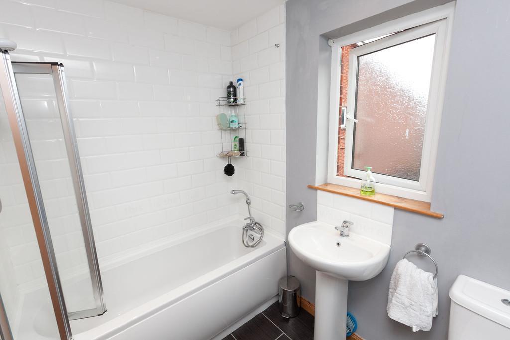 BATHROOM White suite comprising panelled bath with