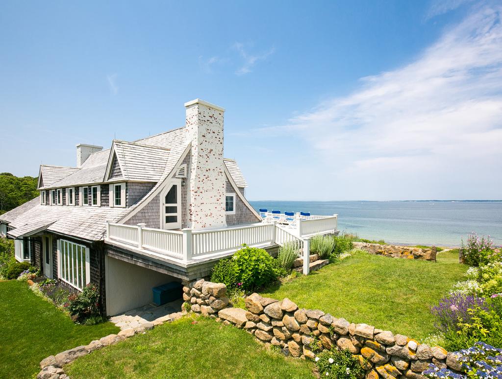 WALLACE & CO. $11,750,000 MASSACHUSETTS, USA This inviting, "old vineyard," shingle-style home provides direct access to the beach via a short, gently sloping path.