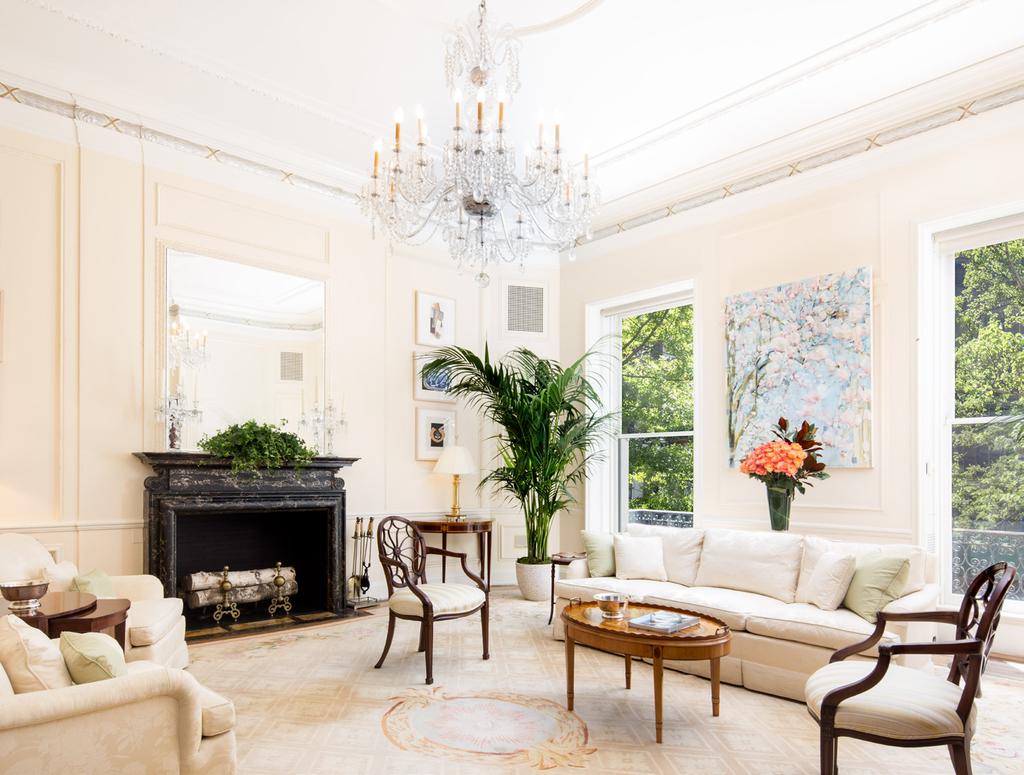 EAST SIDE MANHATTAN BROKERAGE, $41,500,000 NEW YORK, USA The Clarence Whitman Mansion was built in 1898 as one of a pair of limestone residences designed by the prestigious architectural firm of
