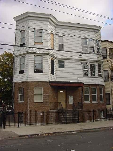 789 SUMMER PROPERTY OVERVIEW PROPERTY OVERVIEW Marcus & Millichap is pleased to present an opportunity to acquire a fully occupied, twelve unit portfolio in Newark's North Ward.