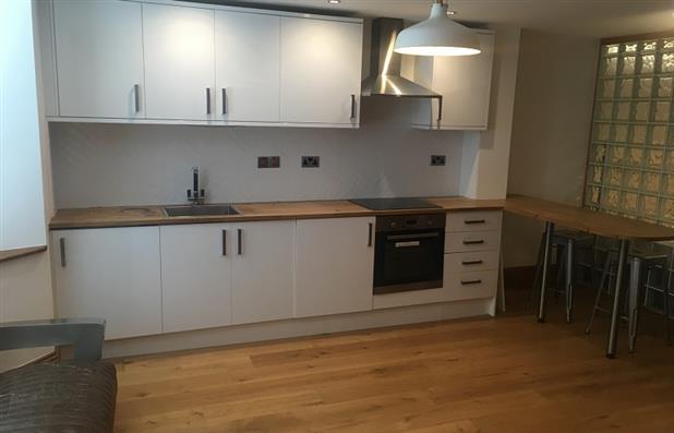 12/CH/18 Per Calendar Month 825 Clarence Square, Brighton, FURNISHED A brand new high end one bedroom flat in the centre of town, behind Churchill Square.