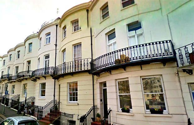 Per Calendar Month 900 Available: 14/05/19 Norfolk Square, Western Road, Brighton UNFURN Two bedroom ground floor flat, in a great central location, just off Western Road in central Brighton.