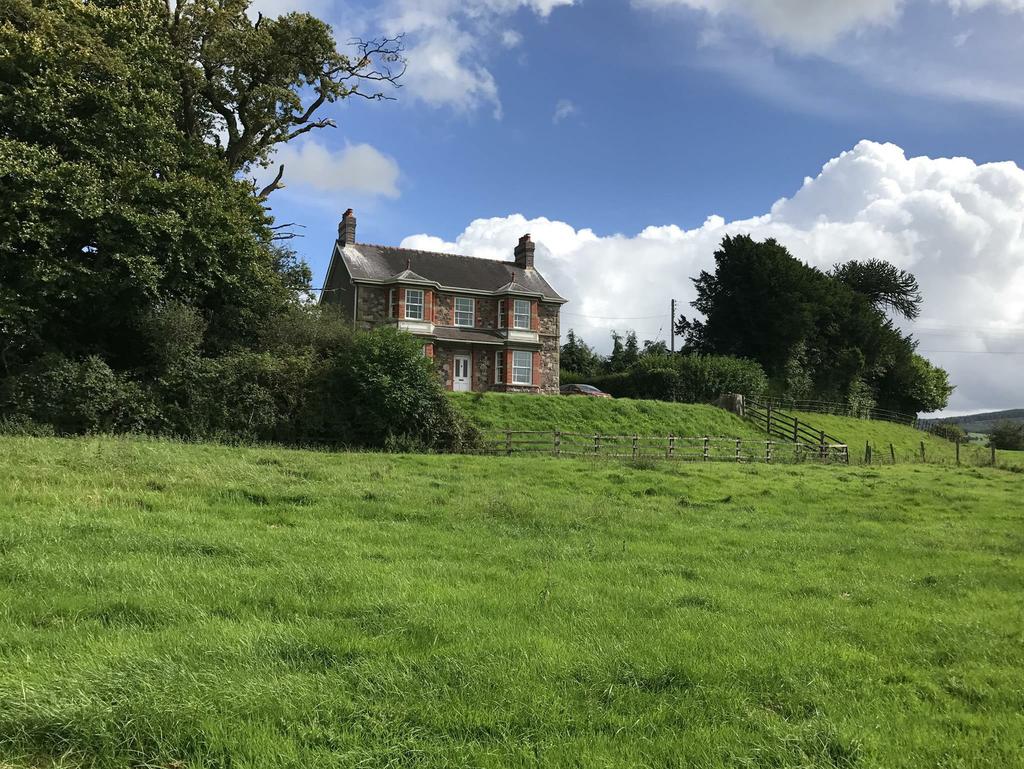 Bryncastell Llangadog, Carmarthenshire, SA19 9BS Offers in the region of 550,000 A Superb Country residence with separate flat set in fabulous elevated location on