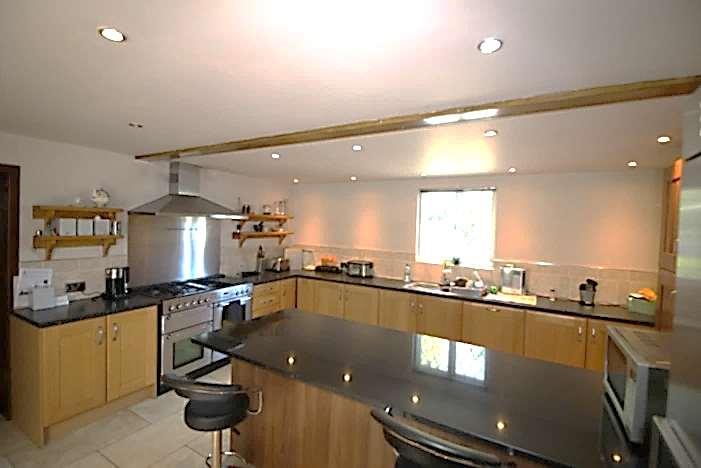 3 BEDROOM COTTAGE Ground Floor Kitchen (4.85m x 4.52m) A large modern style kitchen with fitted wall and base units.