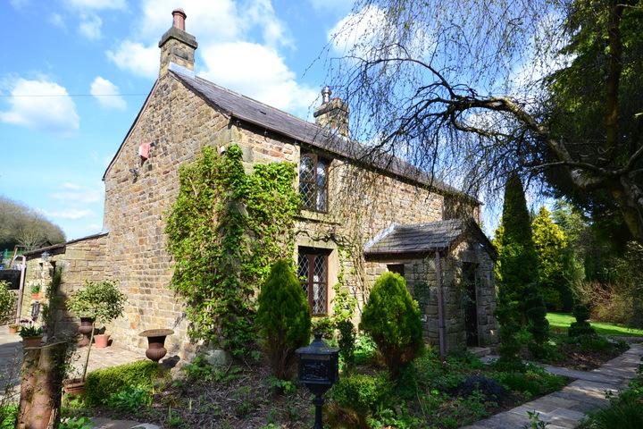 WHITE CARR FARM DILWORTH BOTTOMS RIBCHESTER Offers Over 500,00 00,000,000 A superb detached farmhouse farmhouse Set in approx ¾ of an acre of gardens 3 reception rooms,