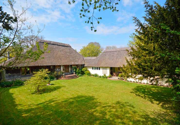 Situation This stunning barn is tucked away in the far left hand corner of Little Chart Forstal, a highly regarded village hamlet gathered around a picturesque