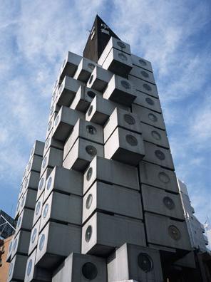 FLEXIBLE Single housing CAPSULE TOWER_KUROKAWA The Capsule Tower is nothing more than a superstructure with numerous prefabricated units plugged in.
