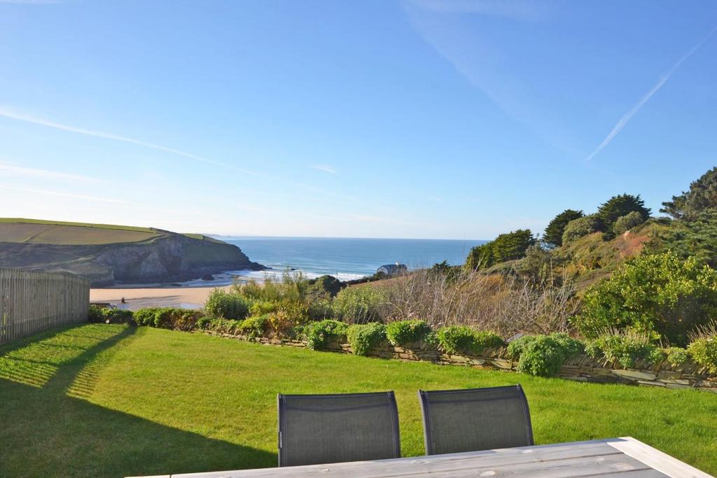 4 LOCATION Trenance is an extremely sought after coastal village set above the large sandy Mawgan Porth beach with easy access to some superb coastal walks on either side via the South West Coast