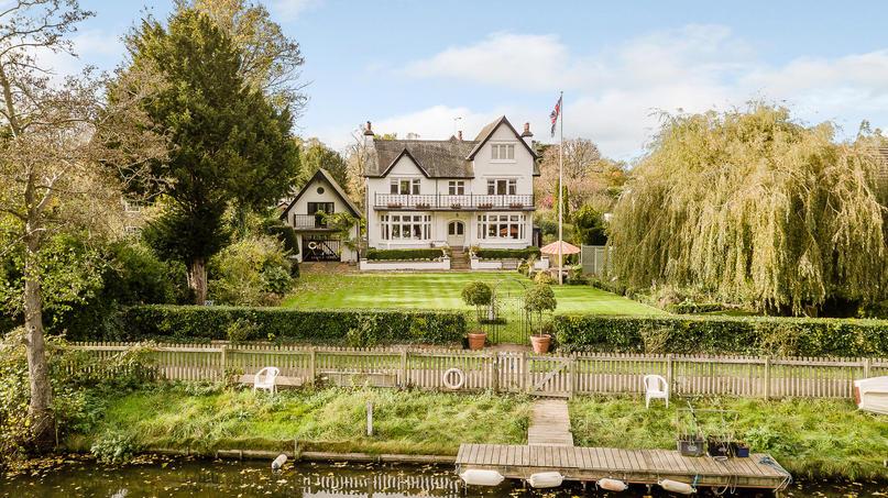AN EXCEPTIONAL RIVERSIDE RESIDENCE WITH PRIVATE MOORING