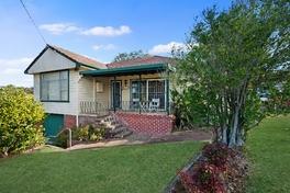 KOTARA, 11 Kotara Place POSITION PERFECT 3 1 2 Price: $545,000 Much loved three bedroom home plus sunroom positioned on a corner which allows accesses from the front and side with double gates at