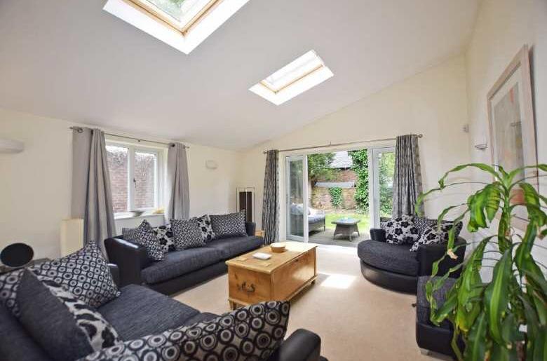 5 Northen Grove West Didsbury, Manchester M20 2WL A STUNNING SEMI DETACHED FAMILY HOME WITH