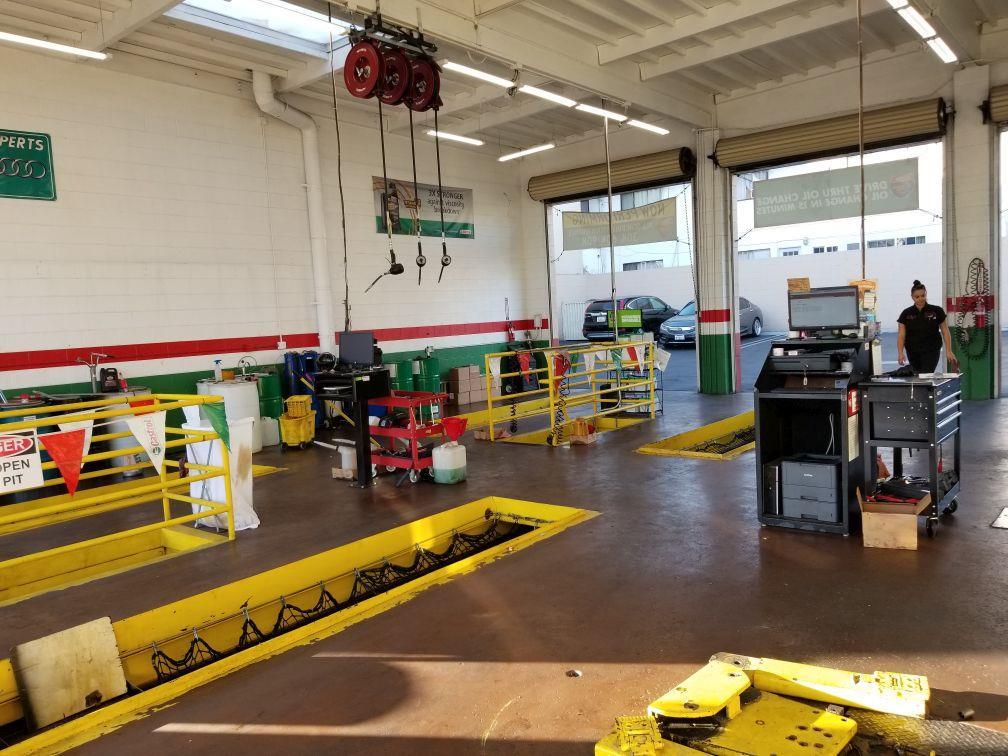 A fullservice oil change from your SynFast Oil Change center includes up to 5 quarts of Castrol Oil, a new Premium oil filter, and vehicle lubrication of chassis components according to manufacturer