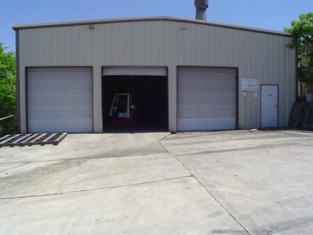 US 281N, IH 10E FEATURES: - Single Phase Electric - 10 FT-14 FT Clear Height - Five (5) Grade-Level Roll-up Doors Flex Space and Warehouse in Industrial Park 5,650 square feet of flex space and