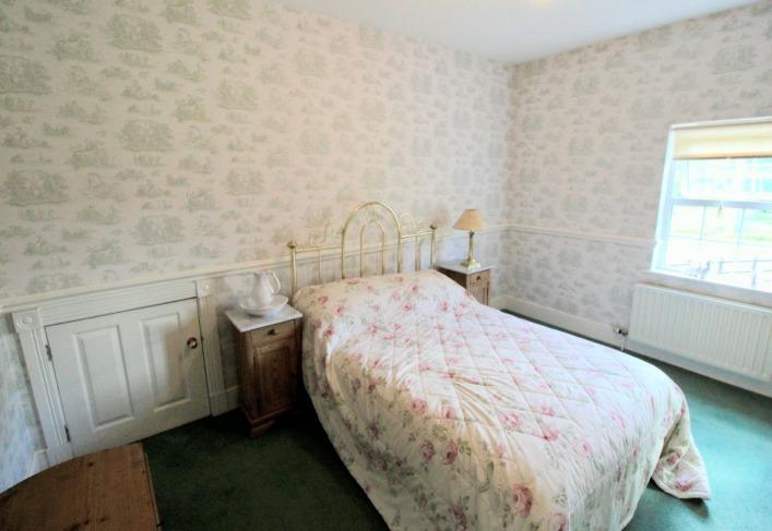 Bedroom (3): 11'9 x 13'4 (3.