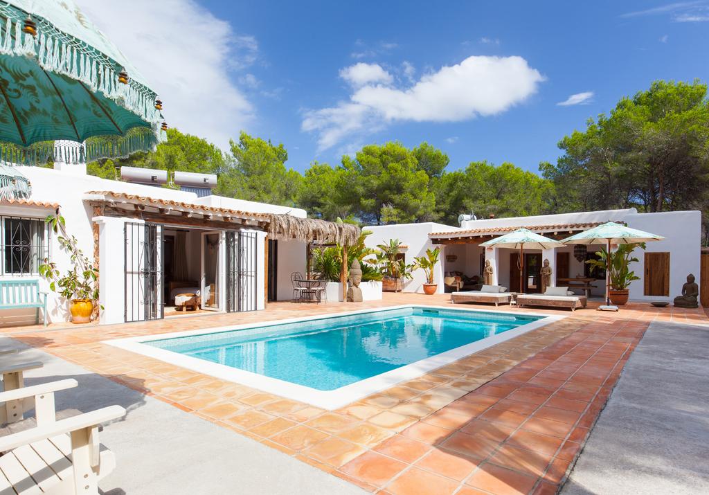 Property details / Location / Connect Arranged over a main house, two apartments and a pool house, Villa Nova is a charming eight bedroom home situated in the beautiful area of La Joya.