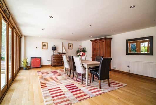 The drawing room and vaulted sitting room have both had a brand new high quality hardwood oak floor and the accommodation provides a superb entertaining space.