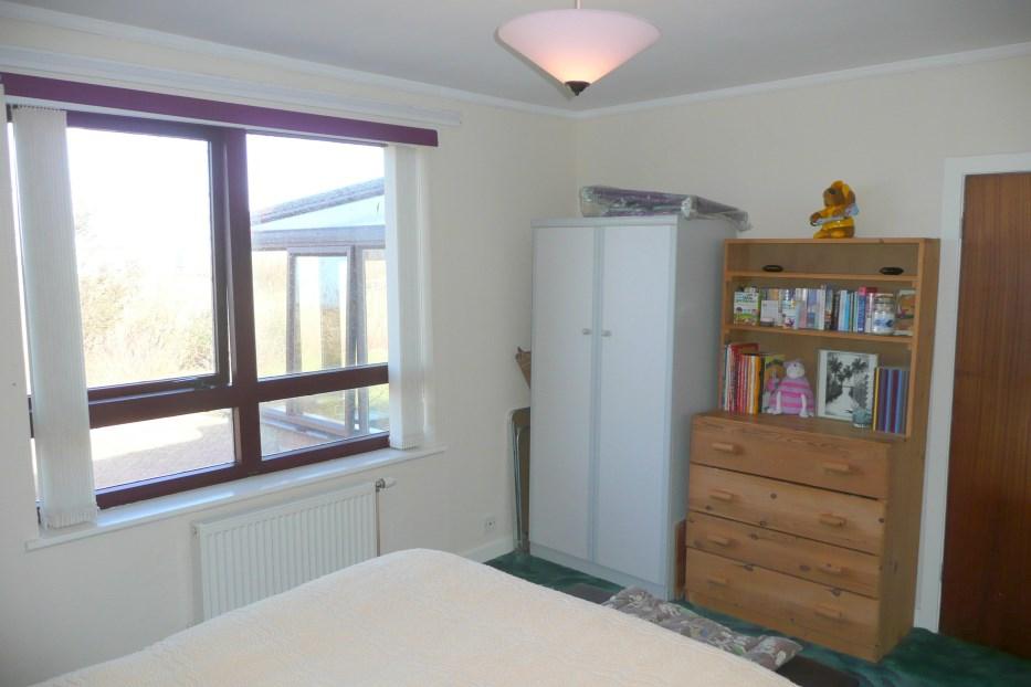 The bedroom benefits from a fitted carpet, vertical blinds, 3 double sockets,