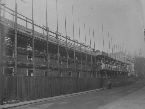 1927 (Friends House Library) Figure 5: Left, a photo of June 1925 showing the foundations: right, a photo of October 1925 showing Drayton House and the meeting house block under construction (Friends