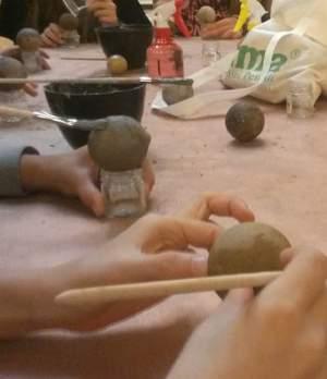 The laboratory is the time dedicated to children, aged from 6 to 66 years, for them to get in touch with the clay and