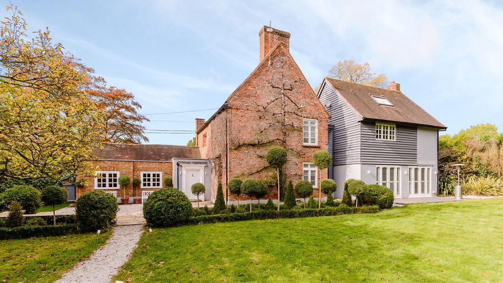 Characterful Grade II listed family house with a large garden