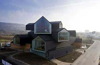 The building consists out of 12 houses staked on top of each other and it represents the characteristics of a general house as a display space.
