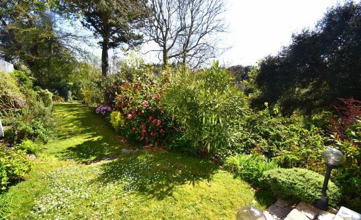 room Lovely private tiered gardens Close to St