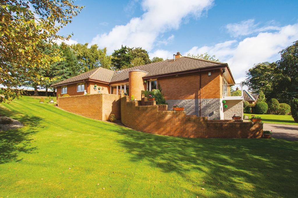 AN EXCEPTIONALLY WELL PRESENTED MODERN HOUSE, SITUATED ON THE EDGE OF