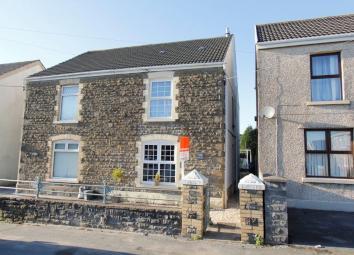 town centre. We offer for sale this traditional three bedroom semi.