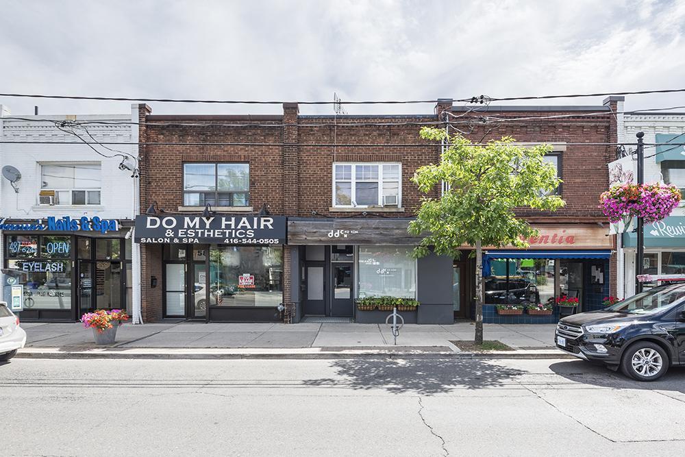 09 OFFERING SUMMARY 581 Mount Pleasant Road is a 2,000 square foot mixed-use retail property currently demised into two units.
