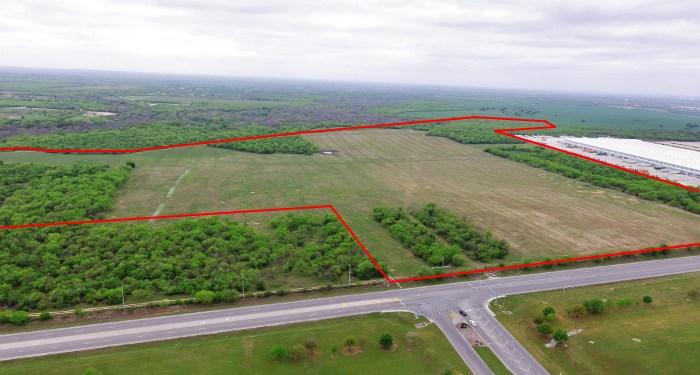 ±148 ACRES FOR SALE South San Antonio ALL UTILITIES AVAILABLE TO SITE Stephen A. Raub President, Designated Broker 210.314.