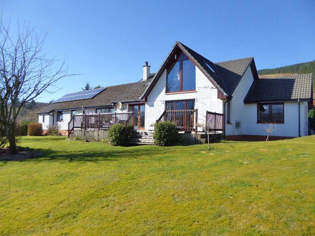 com AN IMMACULATE AND SPACIOUS 1½ STOREY, DETACHED AND EXTENDED FAMILY HOME OFFERING BED & BREAKFAST ACCOMMODATION WITH THE BENEFIT OF SEPARATE OWNERS ACCOMMODATION AS WELL