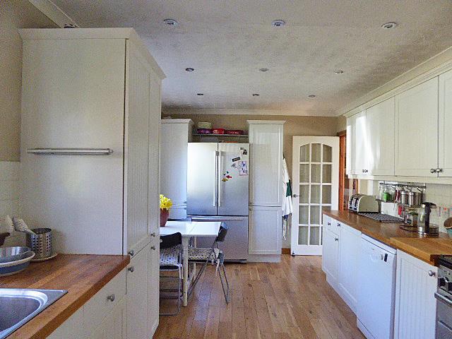 accommodation and lounge. KITCHEN-DINER: 5.52m x 2.96m (18 01 x 9.