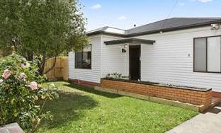com.au) (Source: realestate.com.au) 7 Cooma Court, North Geelong Source: realestate.com.au Double storey, three-bedroom, two-bathroom dwelling constructed circa 1990 situated on a 744 square metre allotment.