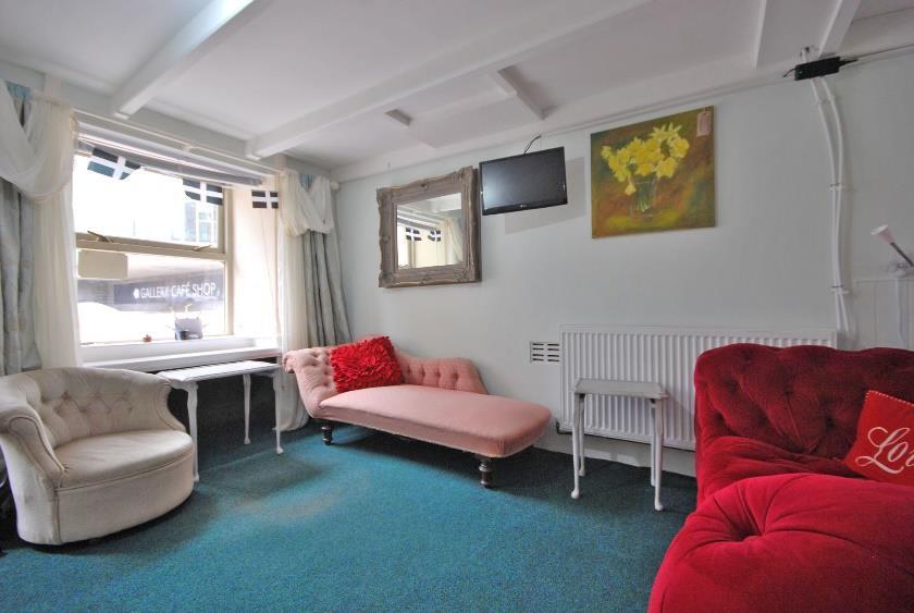 3 LOCATION The Art House is within easy reach of all of Penzance s extensive amenities as well as the beach, harbour, Jubilee Pool and promenade.