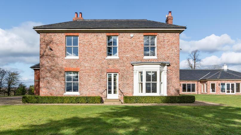 A STUNNING 19TH CENTURY DETACHED FAMILY HOME SET IN AROUND 7 ACRES