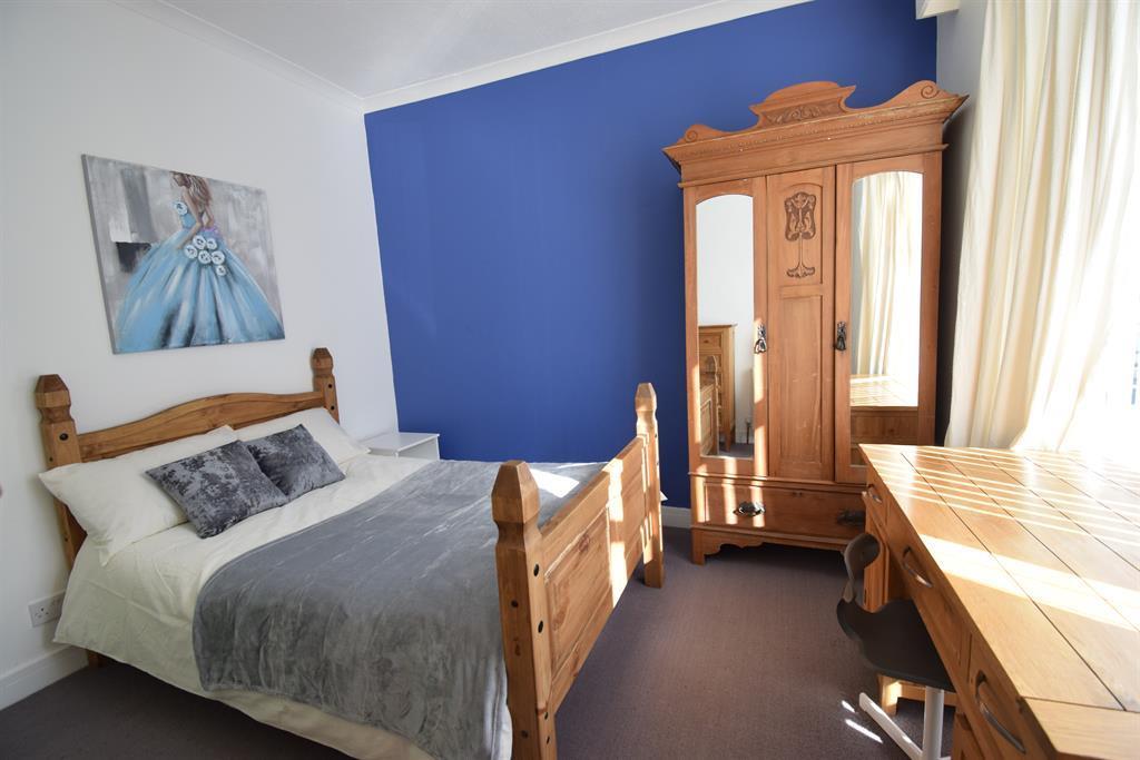 40 3 RECEPTION ROOMS, 2 BATHROOMS & LOFT ROOM Potential For a 5th Bedroom Subject To HMO